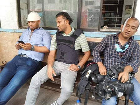 ঢাকার নিউমার্কেট এলাকায় দোকান কর্মচারীদের হামলায় ৯ সাংবাদিক আহত