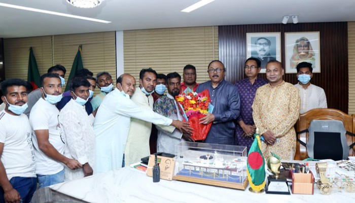 রাসিক মেয়রের সাথে জেলা মিশুক, অটোরিক্সা ও অটো টেম্পু চালক ইউনিয়নের নবনির্বাচিত নেতবৃন্দের সাক্ষাৎ