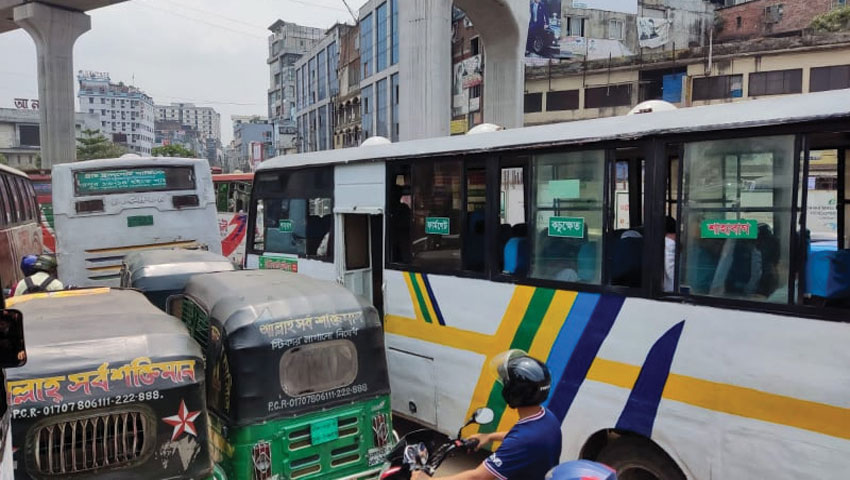প্রথম রোজায় রাজধানী জুড়ে তীব্র যানজট,খেয়াল খুশিমতো যাত্রীও উঠছে
