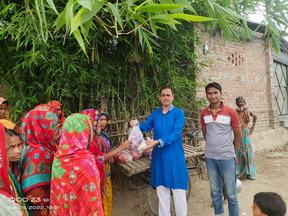 চাঁপাইনবাবগঞ্জ শিবগঞ্জে চককীর্তি ইউনিয়নের চেয়ারম্যান আনু মিয়ার ঈদ সামগ্রী বিতরণ