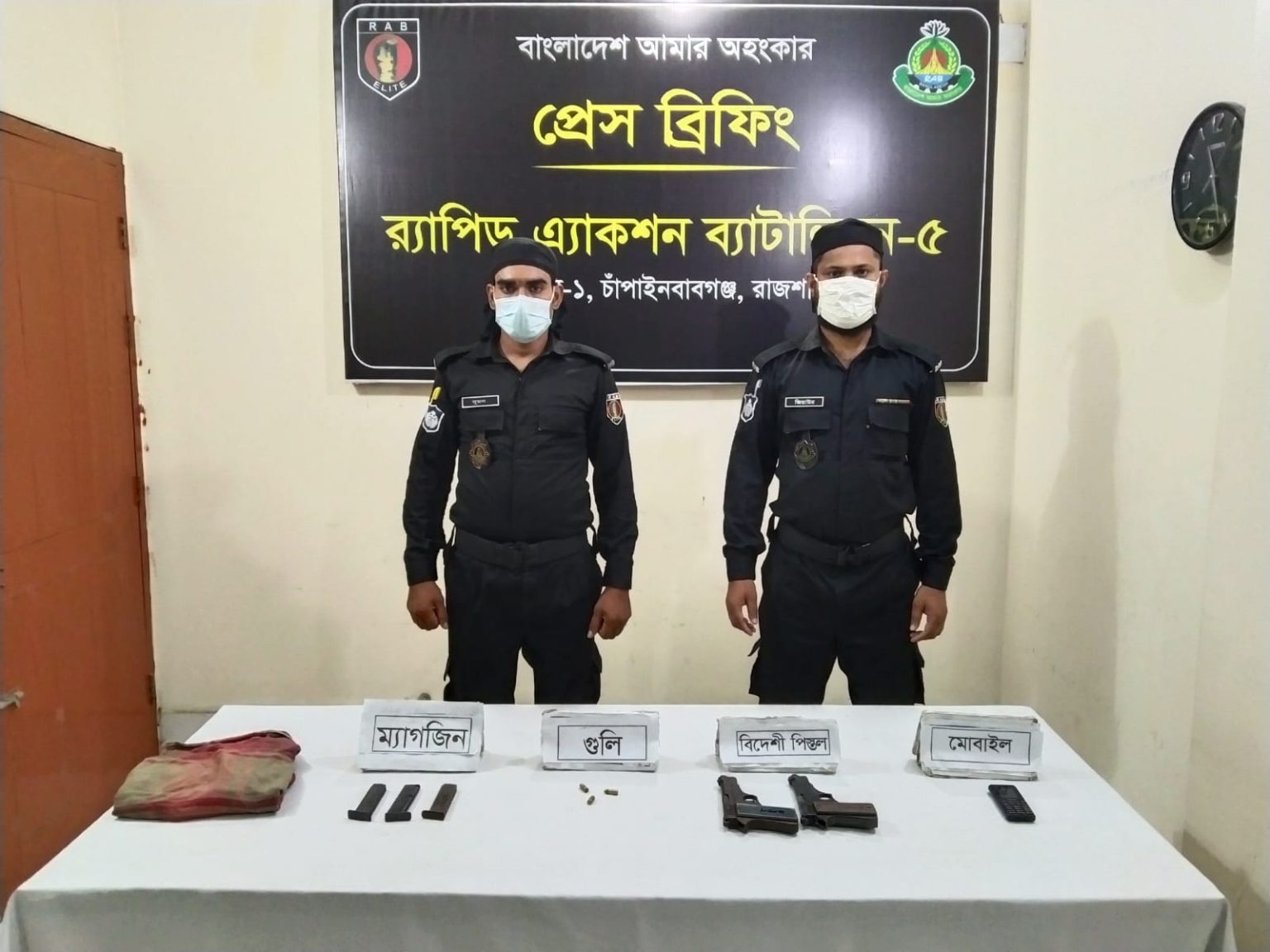 চাঁপাইনবাবগঞ্জে আগ্নেয়াস্ত্রসহ অস্ত্র ব্যবসায়ী আটক