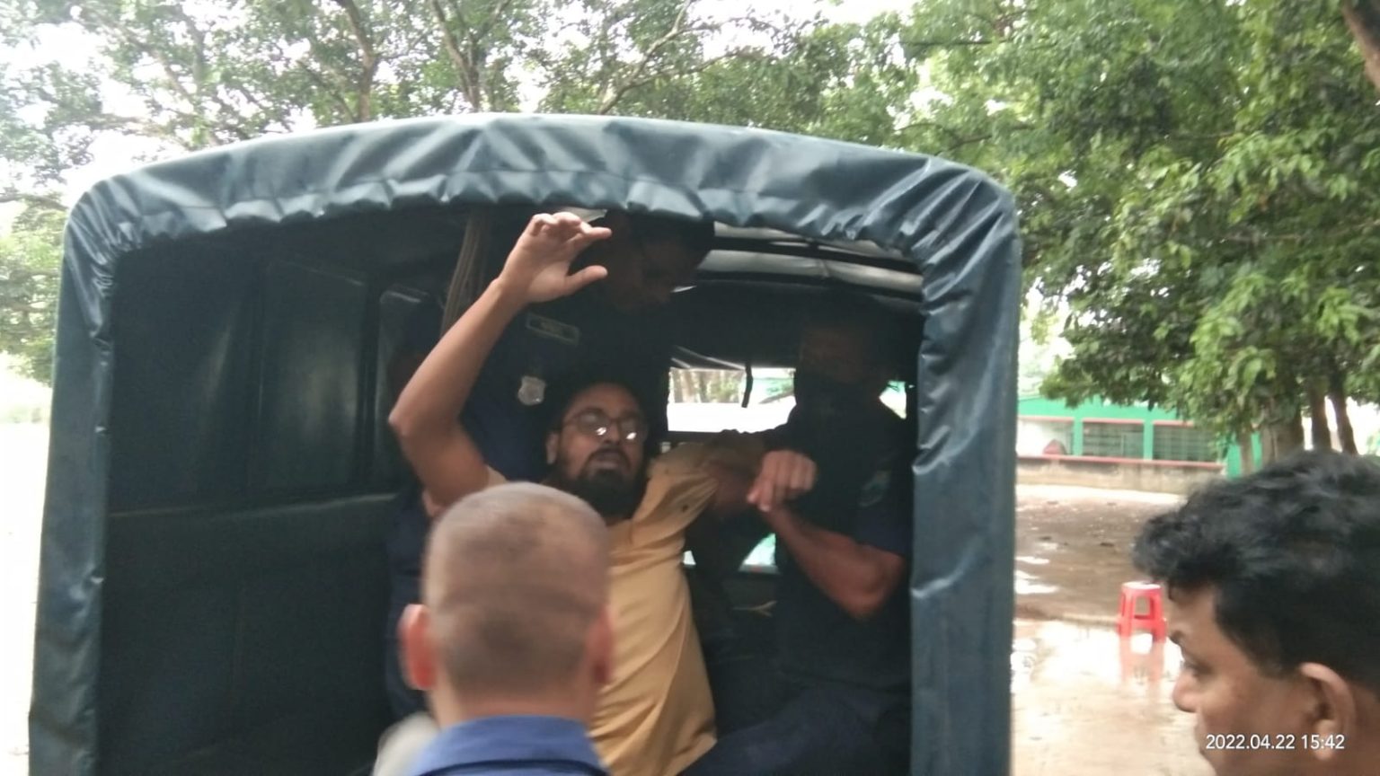 শিক্ষক নিয়োগ পরিক্ষায় প্রতারণার অভিযোগে অাটক ১