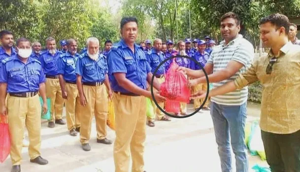 সাপাহারে গ্রাম পুলিশ কে ঈদ উপহার দিলো থানা পুলিশ