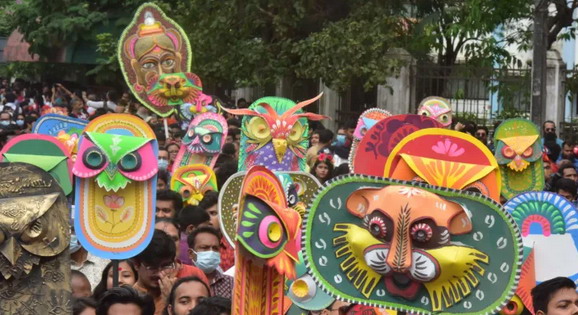 দীর্ঘ দুই বছর পর বর্ষবরণে এসে আনন্দিত উচ্ছ্বাসে মেতেছে সারাদেশ