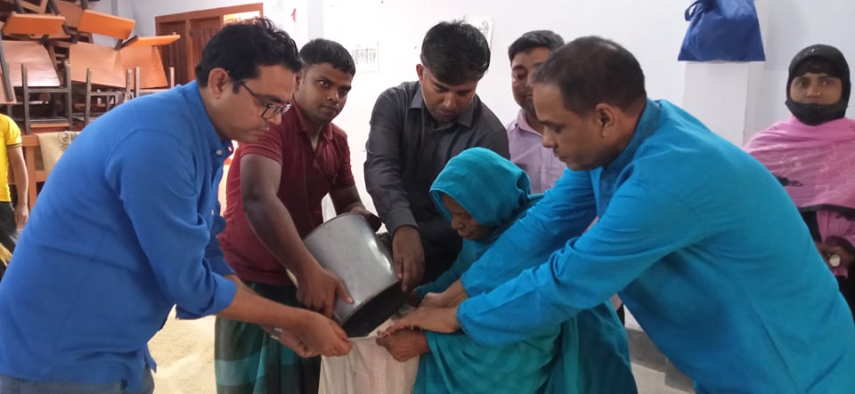 শিবগঞ্জে হতদরিদ্র পরিবারের মাঝে চাল বিতরণ