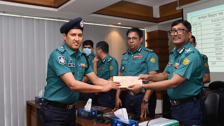 আসন্ন ঈদুল ফিতরকে সামনে রেখে অপরাধ প্রতিরোধে পুলিশকে সর্বোচ্চ সতর্কাবস্থায় থাকার নির্দেশ : ডিএমপি কমিশনার