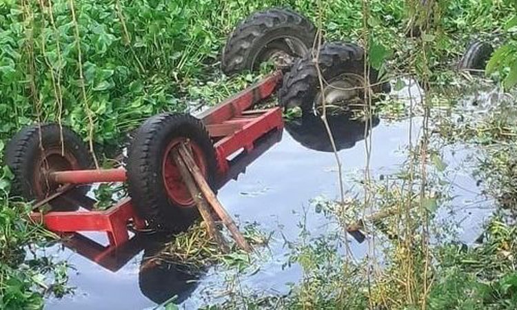 কুমিল্লায় ইটবোঝাই ট্রাক্টর খালে পড়ে চালকসহ নিহত ৩