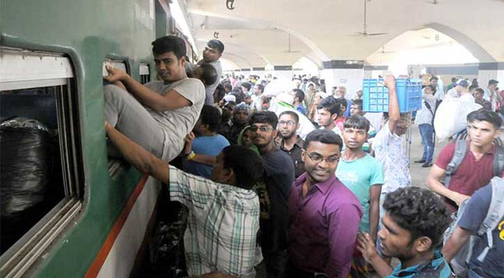 প্রিয়জনের সঙ্গে ঈদ উদযাপন করতে ঈদযাত্রার চতুর্থ দিনেও কমলাপুরে উপচেপড়া ভিড়