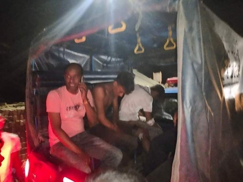 চাঁপাইনবাবগঞ্জে আ’লীগ নেতার ছেলে মোবাইল চুরি করে পালানোর সময় গনধোলায়ের শিকার