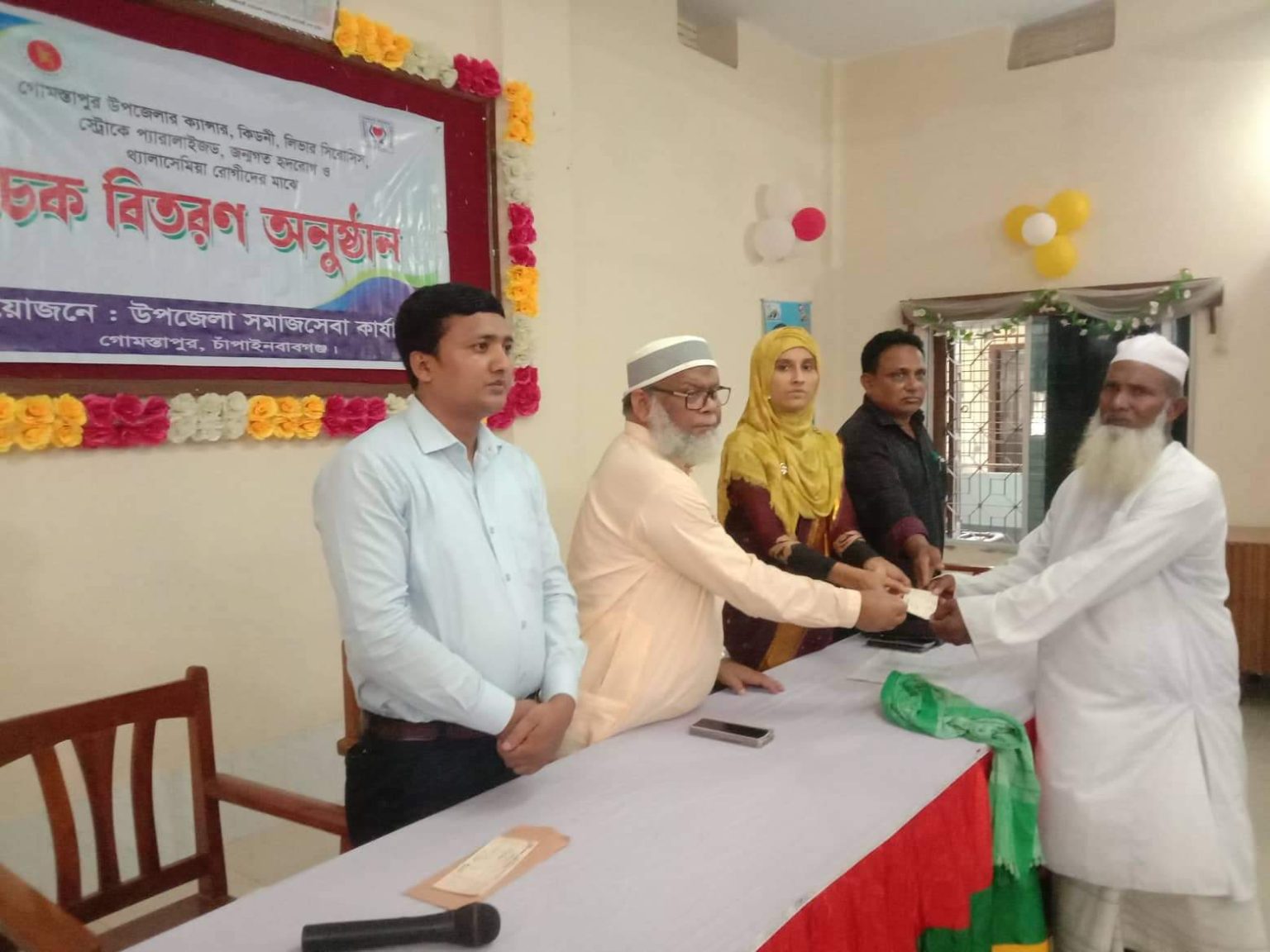 গোমস্তাপুরে দুঃস্থ রোগীদের মাঝে অনুদানের চেক হস্তান্তর