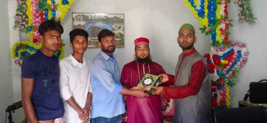 শিবগঞ্জে ফ্রি কুরআন শরিফ বিতরণ