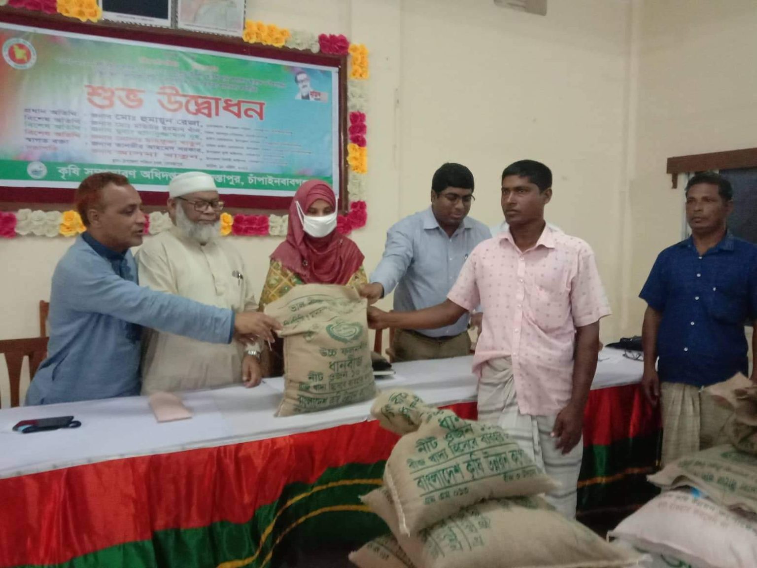 গোমস্তাপুরে  কৃষকদের মাঝে প্রনোদনার বীজ ও সার বিতরন শুরু