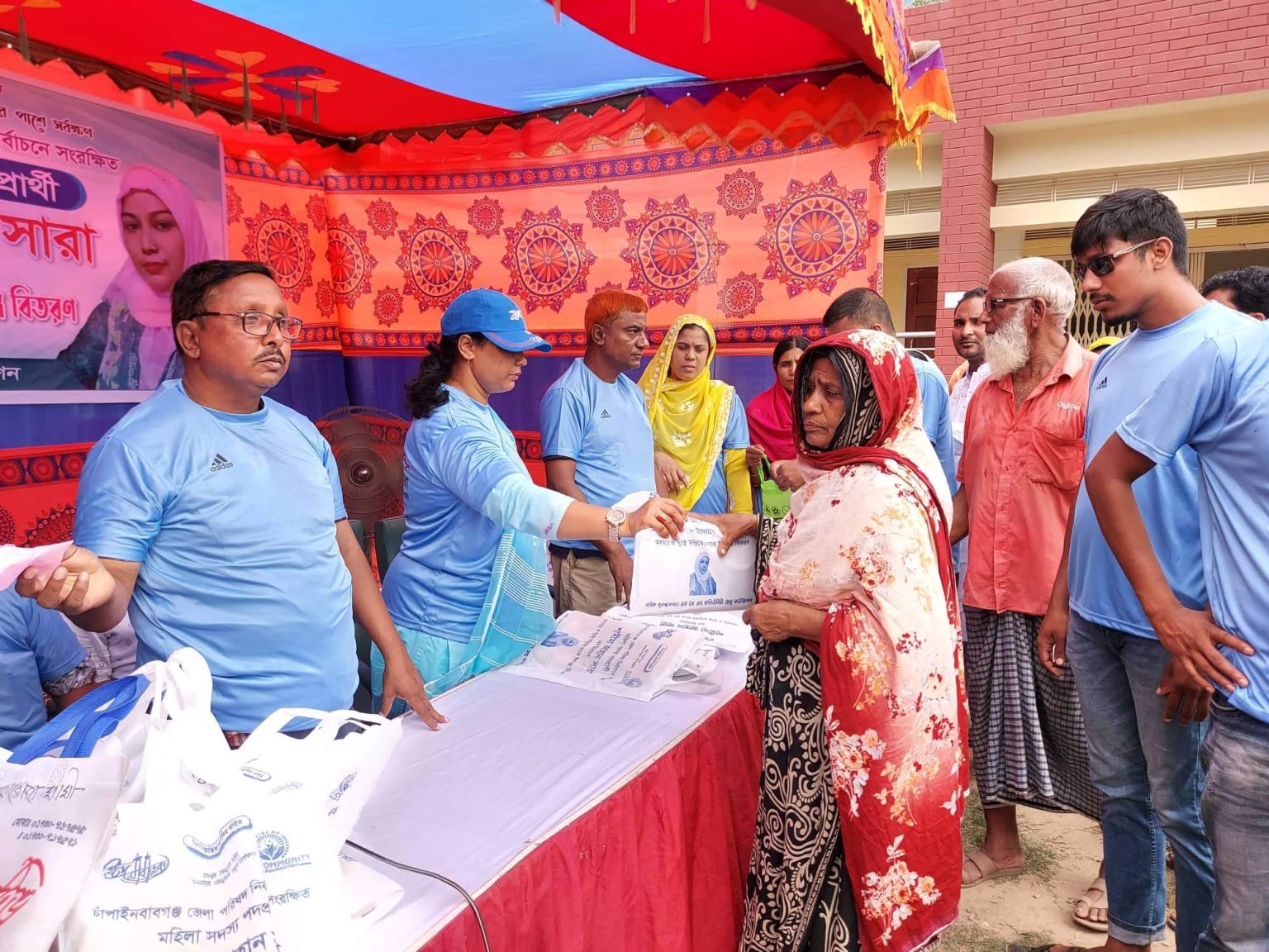 গোমস্তাপুরে দুঃস্থ ও অসহায়  পরিবারের মাঝে ঈদ উপহার বিতরণ