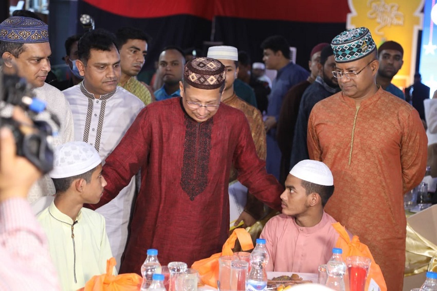 দুঃস্থ, এতিম শিশু, অসহায়, দরিদ্র ও ক্ষুধার্তদের নিয়ে ইফতার করেছে র‌্যাপিড অ্যাকশন ব্যাটালিয়ন (র‌্যাব)