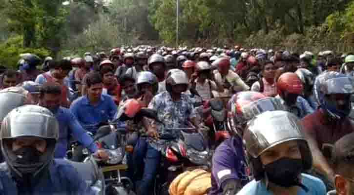 টোলপ্লাজায় মোটরসাইকেলের দীর্ঘ লাইন