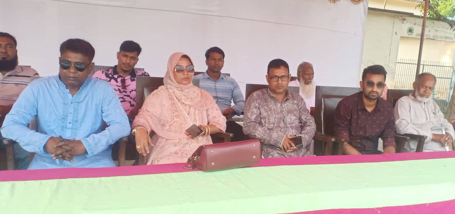 ভোলাহাটে শেখ রাসেল ফুটবল টুর্নামেন্টের সেমিফাইনাল খেলা