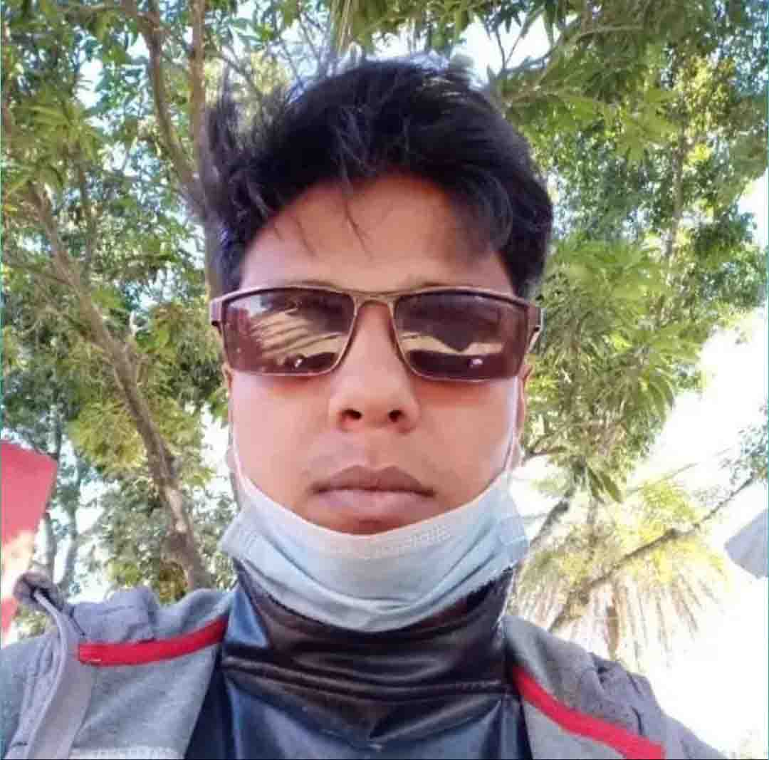 ভোলাহাটে ৫ মামলার আসামি আটক এলাকায় মিষ্টি বিতরণ