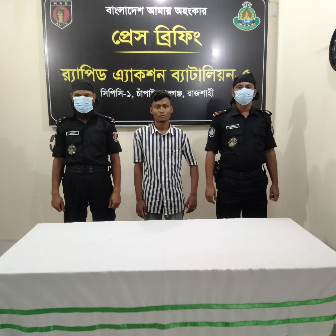 হেরোইনসহ এক চোরাকারবারী আটক