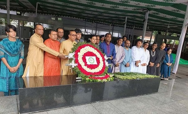 বঙ্গবন্ধুর সমাধিতে পদোন্নতি পেয়ে ১৬ ডিআইজির শ্রদ্ধা