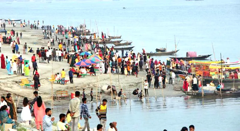 রাজশাহীর পদ্মার পাড়ে মানুষের স্রোত