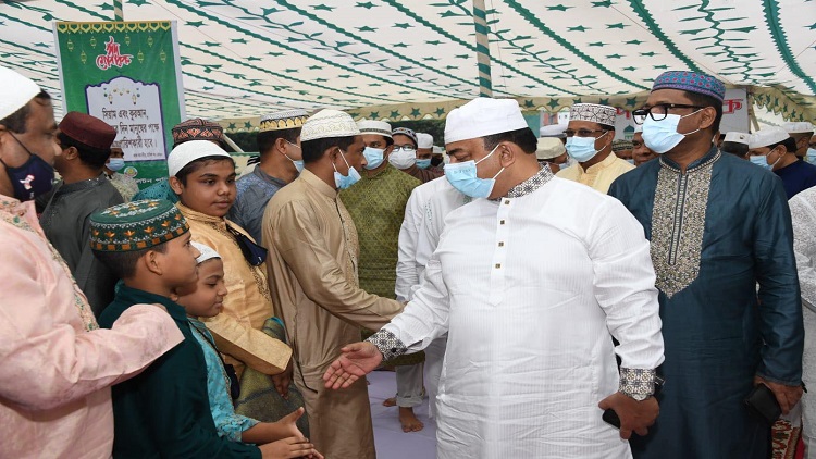 যথাযথ ধর্মীয় ভাবগাম্ভীর্য এবং উৎসাহ, আনন্দ ও উদ্দীপনার মধ্য রাজারবাগে ঈদের নামাজ আদায় করলেন আইজিপি