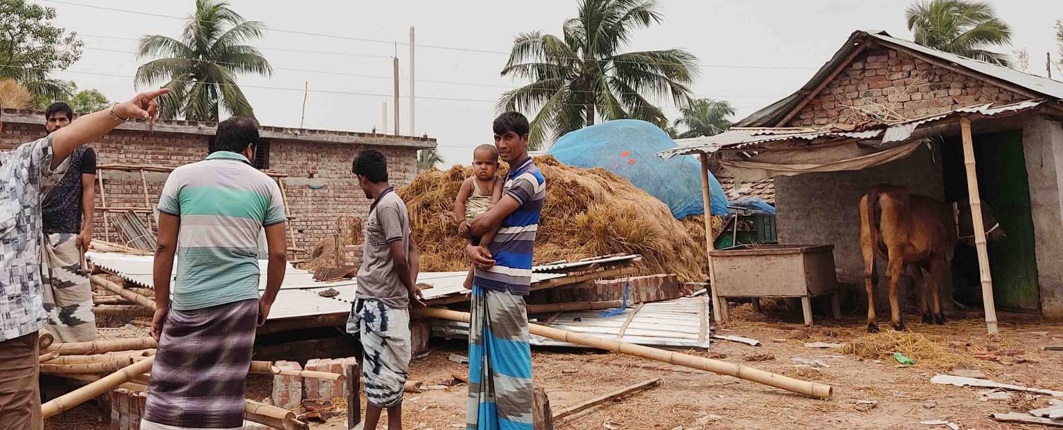 ভোলাহাটে ঘুর্নিঝড়ে তান্ডবে লন্ডভন্ড ২৫ বাড়ীসহ দোকান