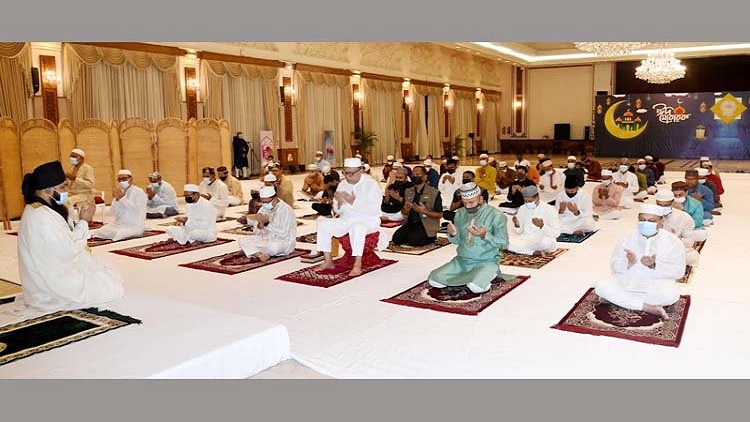 বঙ্গভবনের দরবার হলে ঈদের নামাজ আদায় করলেন রাষ্ট্রপতি