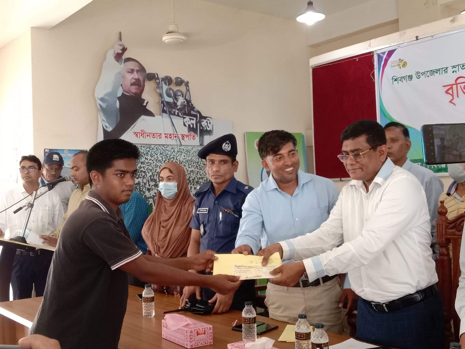 চাঁপাইনবাবগঞ্জে অস্বচ্ছল মেধাবী শিক্ষার্থীদের বৃত্তি প্রদান