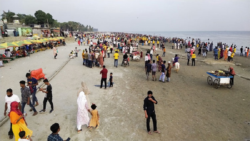 ঈদের দ্বিতীয় দিনে হাজারো পর্যটক ও দর্শনার্থীদের পদচারণায় মুখর কুয়াকাটা