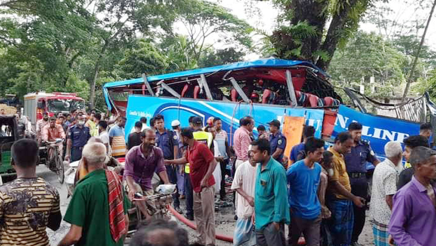 বরিশাল-ঢাকা মহাসড়কের বামরাইলে গাছের সঙ্গে বাসের ধাক্কায় নিহত বেড়ে ১০