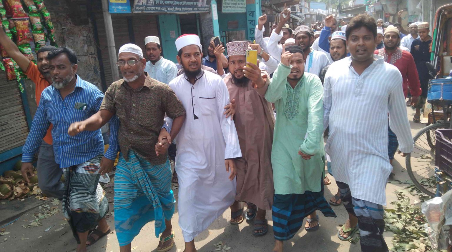 বিশ্ব নবীকে কটুক্তির প্রতিবাদে শিবগঞ্জে বিক্ষোভ মিছিল