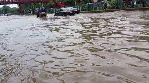 রাজধানীর আশপাশের নদ-নদীর পানি বৃদ্ধির ফলে ডেমরা-ডগাইর বাজারের অনেক বাড়িতে পানি ঢুকে পড়েছে