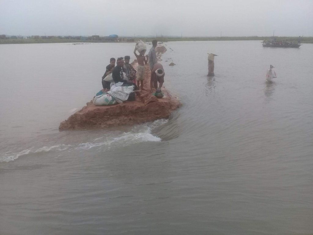 চাঁপাইনবাবগঞ্জে বন্ধুদের সাথে গোসল করতে গিয়ে কলেজছাত্র নিখোঁজ