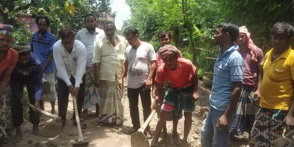 ভোলাহাটে নির্মাণ শ্রমিকের সাথে কাজে লাগলেন ইউপি চেয়ারম্যান