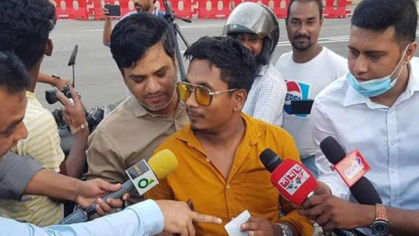 প্রথম টোল দিয়ে পদ্মা সেতু পার হলেন আমিনুল ইসলাম বাইকার