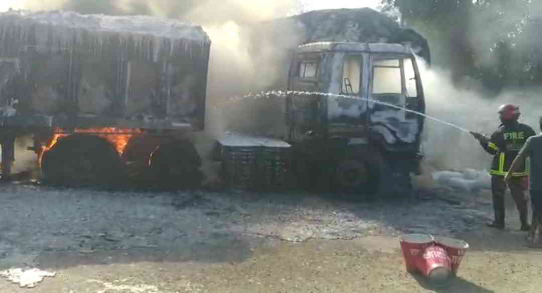 চাঁপাইনবাবগঞ্জের সোনামসজিদ স্থলবন্দরে ভারতীয় ট্রাকে আগুন