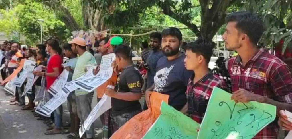 চাঁপাইনবাবগঞ্জে যুবলীগকর্মী নয়ন হত্যার প্রতিবাদ ও বিচারের দাবীতে মানববন্ধন