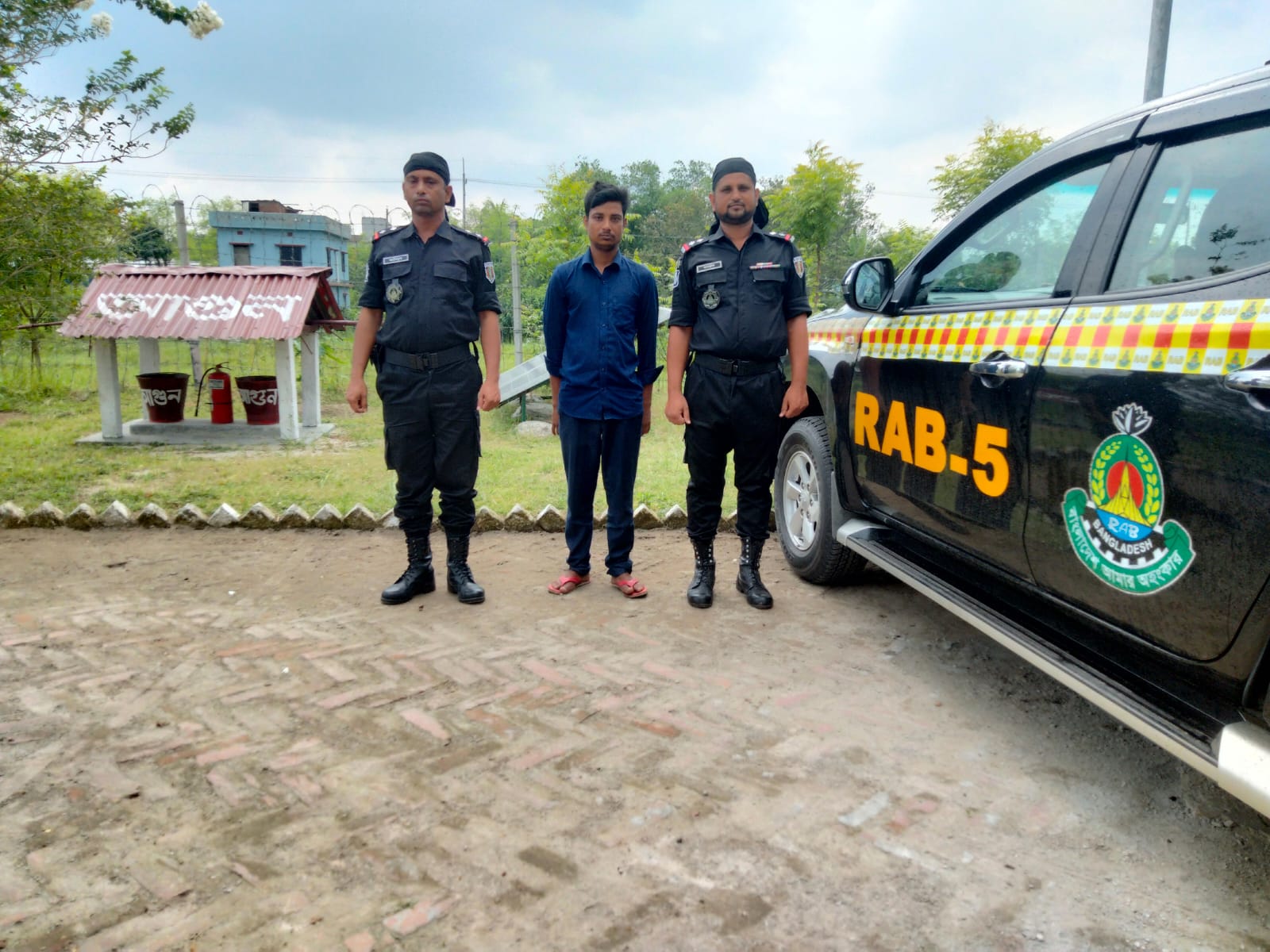 সিপিসি-১ (চাঁপাইনবাবগঞ্জ), র‌্যাব-৫ কর্তৃক ২ কেজি ৫০০ গ্রাম গাঁজাসহ ০১ জন মাদক  ব্যবসায়ী গ্রেফতার।