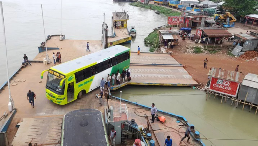 দৌলতদিয়া-পাটুরিয়ায় এখন যাত্রী ও যানবাহনের জন্য অপেক্ষা করে ফেরি