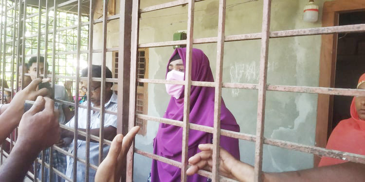 চাঁপাইনবাবগঞ্জে স্ত্রীর অধিকার পেতে স্বামীর বাড়িতে অনশন