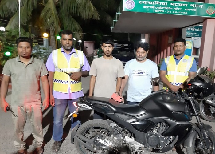 রাজশাহী মহানগরীতে দুই ছিনতাইকারী আটক; মোবাইল উদ্ধার ও মোটরসাইকেল জব্দ