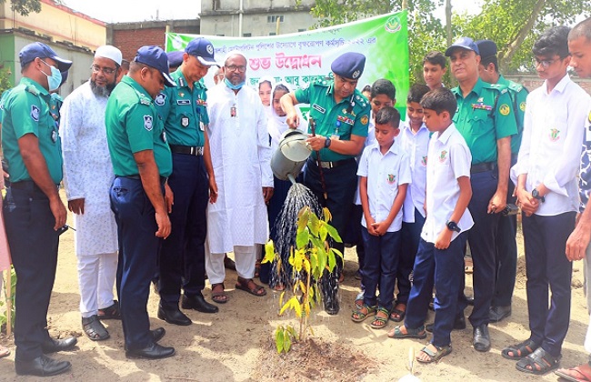 রাজশাহী মহানগরী’র মতিহার ক্রাইম বিভাগের বৃক্ষরোপণ কর্মসূচির উদ্বোধন করলেন পুলিশ কমিশনার