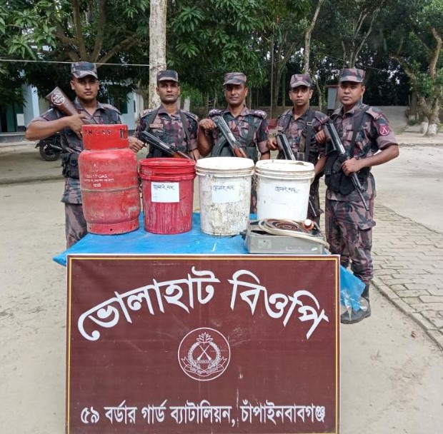 বিজিবি কর্তৃক ভোলাহাট সীমান্তে চোলাই মদ, মদ তৈরীর উপকরণ, গ্যাসের চুলা এবং গ্যাস সিলিন্ডার আটক প্রসংগে।