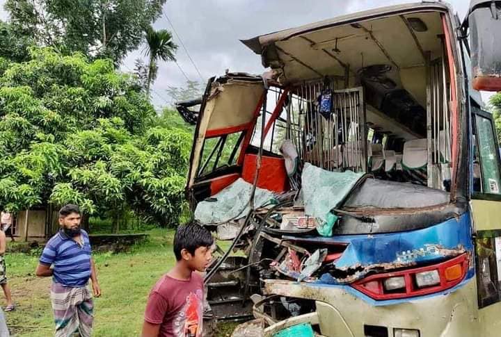রাজশাহীতে দুই যাত্রীবাহী বাসের মুখোমুখি সংঘর্ষ,আহত-৮