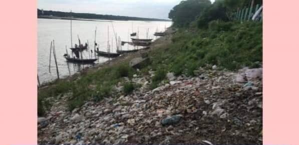 চাঁপাইনবাবগঞ্জ জেলার বারঘরিয়া দৃষ্টি নন্দনপার্ক এলাকার মহানন্দা নদীর তীর ময়লা আবর্জনার স্তূপ