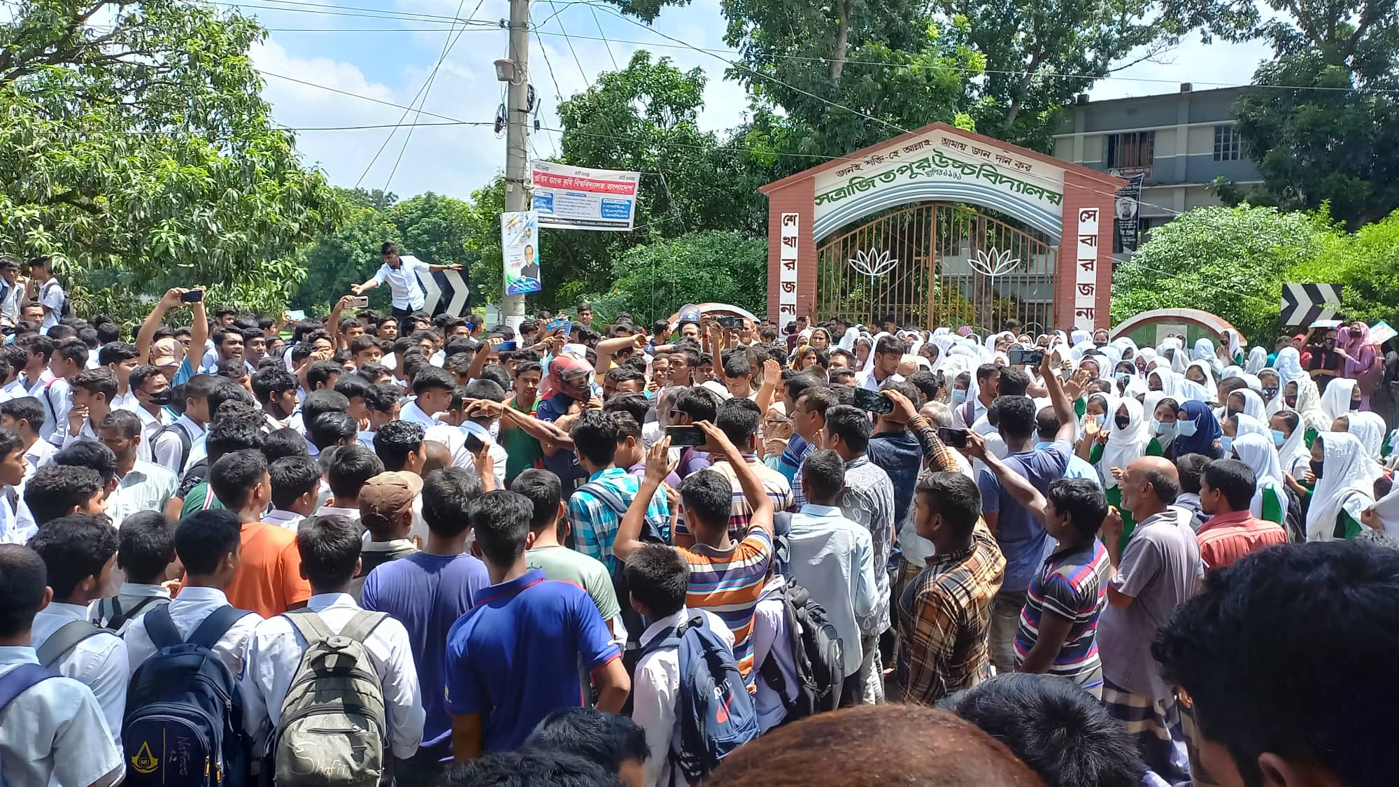 চাঁপাইনবাবগঞ্জে চাঁপাই-সোনামসজিদ মহাসড়ক অবরোধ করেছে শিক্ষার্থীরা