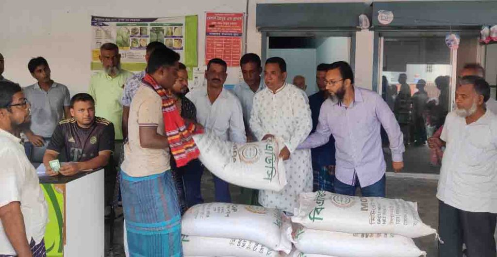 নাচোলে সরকারি মূল্যে রাসায়নিক সার বিতরণ !