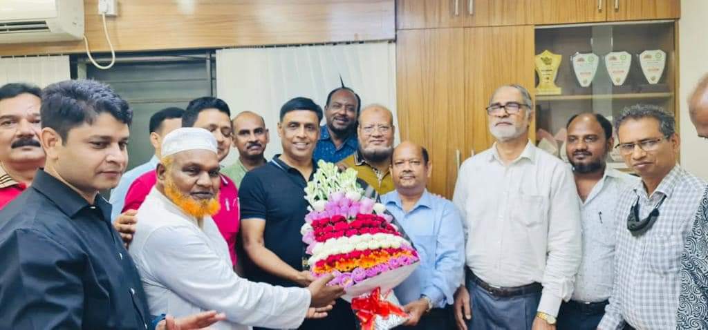 চাঁপাইনবাবগঞ্জ জেলা সমিতির হাল ধরলেন সৈয়দ নুরুল ইসলাম,বিনা প্রতিদ্বন্দ্বিতায় নির্বাচিত নতুন সভাপতিকে ফুলেল শুভেচ্ছা