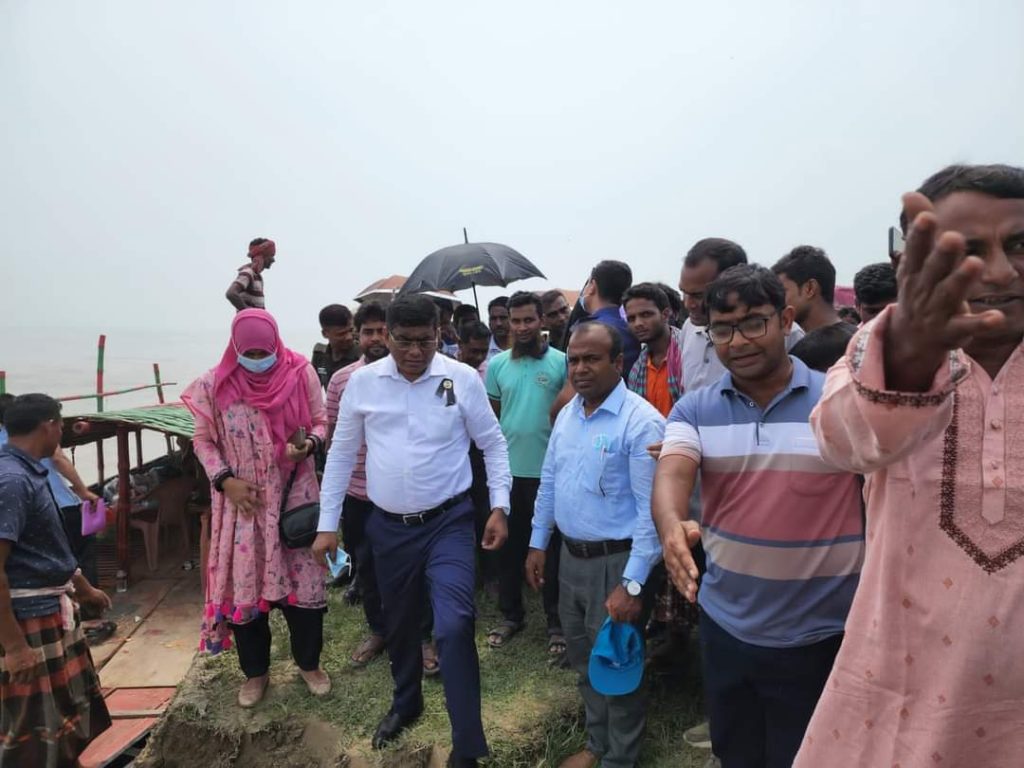 পদ্মা নদীর ভাঙ্গন কবলিত এলাকা পরিদর্শন চাঁপাইনবাবগঞ্জের ডিসির