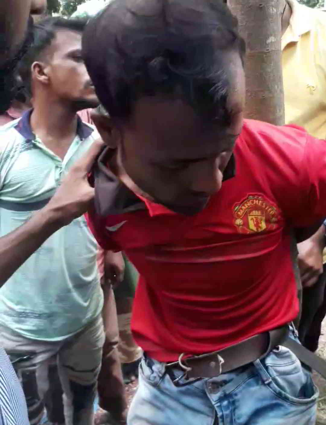 চাঁপাইনবাবগঞ্জে টাকা ছিনতাইকালে জনতার হাতে ধরা, পুলিশে সোপর্দ
